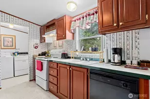 8439 Pepperidge Ln SE, Yelm, WA 98597 - Photo 11