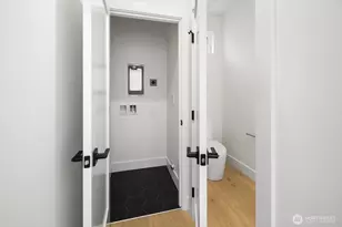 320 N 84th St, Seattle, WA 98103 - Photo 11