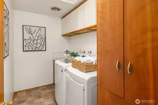 6037 NE 61st St, Seattle, WA 98115 - Photo 17