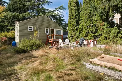 10346 Interlake Avenue N, Seattle, WA 98133 - Photo 11