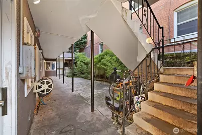 1718 Summit Avenue, Seattle, WA 98122 - Photo 9