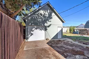 1018 W Cota St, Shelton, WA 98584 - Photo 3