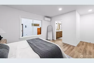 10813 24th Avenue NE, Seattle, WA 98125 - Photo 17