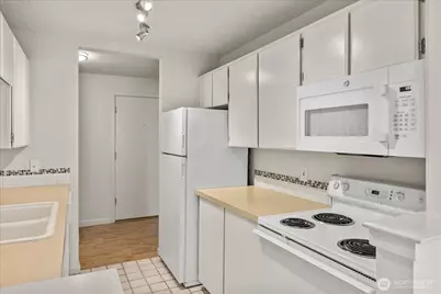 12631 NE 9th Place #C205, Bellevue, WA 98005 - Photo 9