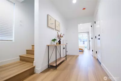 8524 23rd Avenue NE, Seattle, WA 98115 - Photo 3