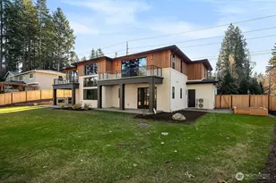 9206 NE 24th St, Clyde Hill, WA 98004 - Photo 3