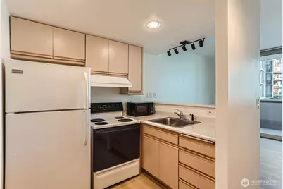 177 107th Avenue NE #703, Bellevue, WA 98004 - Photo 3