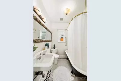 2446 Queen Anne Avenue N, Seattle, WA 98109 - Photo 23