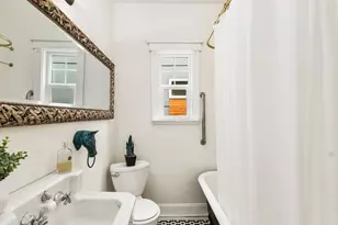 2446 Queen Anne Ave N, Seattle, WA 98109 - Photo 23