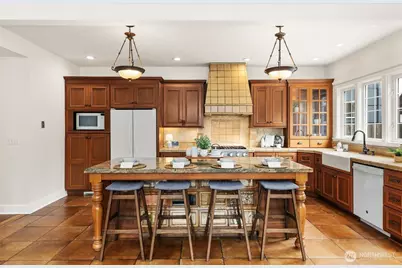 2446 Queen Anne Avenue N, Seattle, WA 98109 - Photo 9