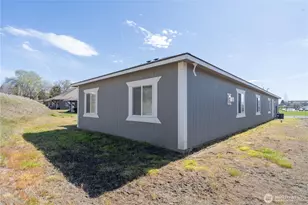 352 E Davis St, Connell, WA 99326 - Photo 5