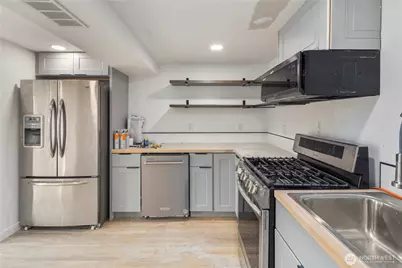 900 NE 105th St, Seattle, WA 98125 - Photo 13