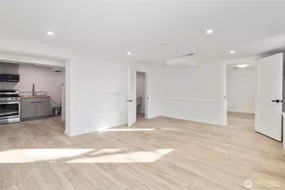 900 NE 105th St, Seattle, WA 98125 - Photo 9