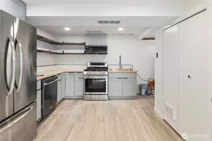 900 NE 105th St, Seattle, WA 98125 - Photo 11