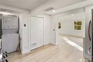 900 NE 105th St, Seattle, WA 98125 - Photo 17