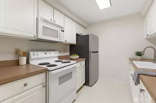 132 NE 95th St, Seattle, WA 98115 - Photo 11