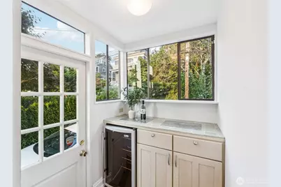 1407 1st Avenue N, Seattle, WA 98109 - Photo 15