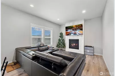 1400 E Whidbey Avenue, Oak Harbor, WA 98277 - Photo 3