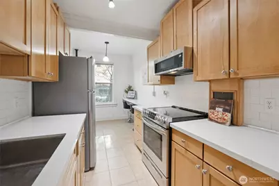 905 NE 43rd Street #108, Seattle, WA 98105 - Photo 9