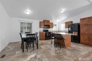 10022 191st St E, Puyallup, WA 98375 - Photo 9