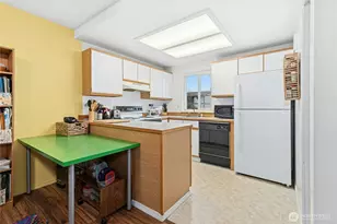 8823 Holly Dr, Everett, WA 98208 - Photo 9