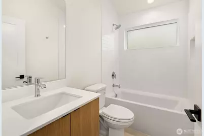 104 NE 44th Street, Seattle, WA 98105 - Photo 11