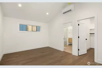 104 NE 44th Street, Seattle, WA 98105 - Photo 13