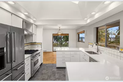 10000 48th Avenue NE, Seattle, WA 98125 - Photo 11