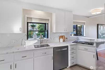 7038 52nd Avenue NE, Seattle, WA 98115 - Photo 7