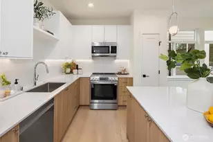 10827 11th Ave NE, Seattle, WA 98125 - Photo 9