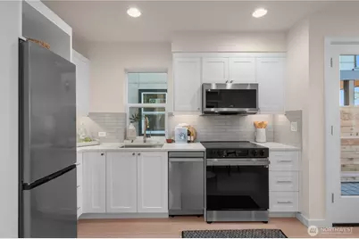 9225 B Densmore Avenue N, Seattle, WA 98103 - Photo 9