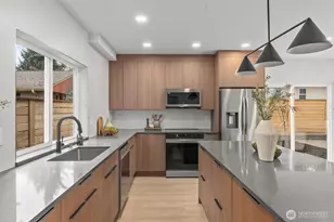 14306 Roslyn Pl N, Seattle, WA 98133 - Photo 7