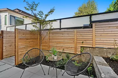 2212 Broadway E, Seattle, WA 98102 - Photo 13