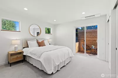 2212 Broadway E, Seattle, WA 98102 - Photo 17