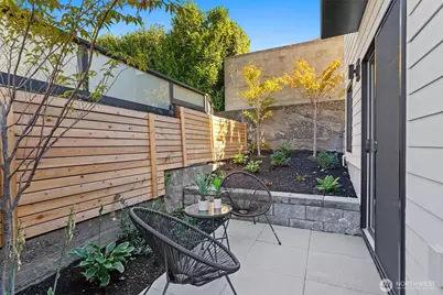 2212 Broadway E, Seattle, WA 98102 - Photo 11