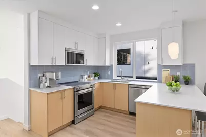 10738 Interlake Avenue N, Seattle, WA 98133 - Photo 3