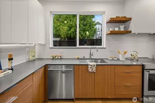 713 N 70th St, Seattle, WA 98103 - Photo 15