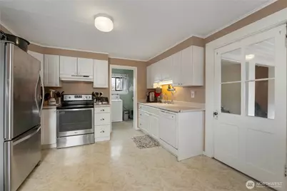 411 7th Street NW, Puyallup, WA 98371 - Photo 9