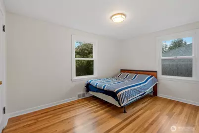 9748 Dayton Avenue N, Seattle, WA 98103 - Photo 15