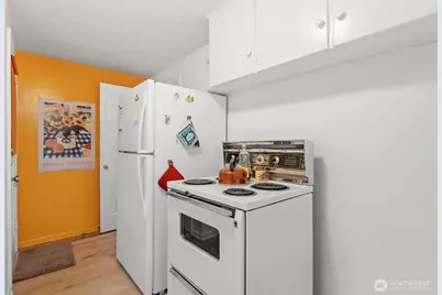 9748 Dayton Avenue N, Seattle, WA 98103 - Photo 9