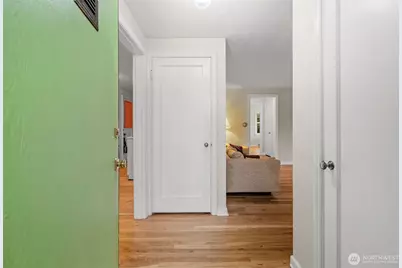 9748 Dayton Avenue N, Seattle, WA 98103 - Photo 19