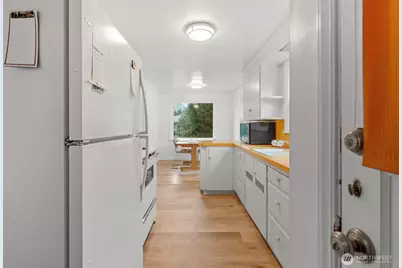 9748 Dayton Avenue N, Seattle, WA 98103 - Photo 11