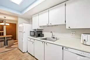 8601 Zircon Dr SW, Lakewood, WA 98498 - Photo 9