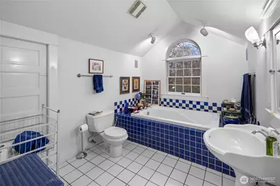 4616 Meridian Avenue N, Seattle, WA 98103 - Photo 29