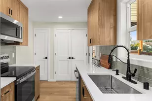 922 NE 117th St, Seattle, WA 98125 - Photo 11