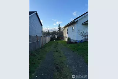 8402 Yakima Avenue, Tacoma, WA 98444 - Photo 3