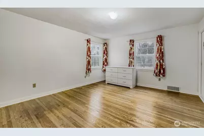 3246 W Viewmont Way W, Seattle, WA 98199 - Photo 15