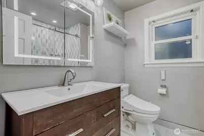 3246 W Viewmont Way W, Seattle, WA 98199 - Photo 25