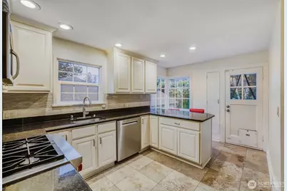 3246 W Viewmont Way W, Seattle, WA 98199 - Photo 9