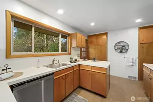 135 NE 135th St, Seattle, WA 98125 - Photo 11
